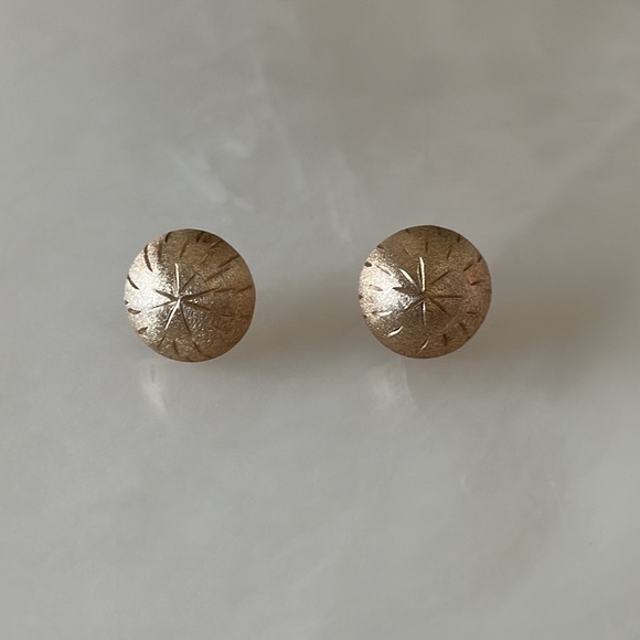 14k Solid Brushed Gold Sand Dollar Stud Earrings - Picture 5 of 16